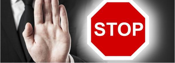 Stop картинка. Стоп она становится. Ладошка с надписью стор. Стоп. Стоп она становится.