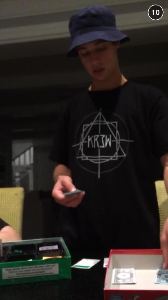 JINSRKlVE's tweet photo. @camerondallas blue or purple I'm fucking confused. http://t.co/y7F2Q7gkPz