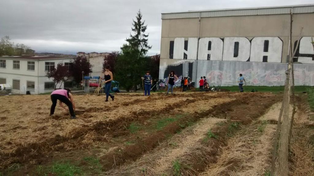 Errekaleor's tweet photo. Martxan da auzolana! Ari da jendea ailegatzen pixkanaka @GazteIraultza @topatuinfo @GasteizGaztetxe  @StopAraba http://t.co/DH17vVUJzq