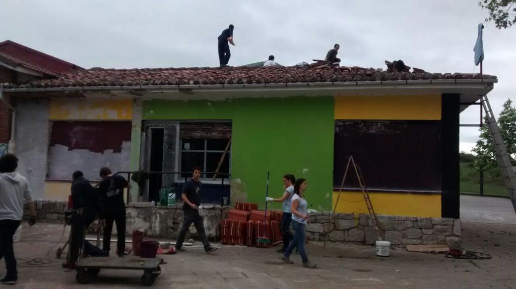 Errekaleor's tweet photo. Martxan da auzolana! Ari da jendea ailegatzen pixkanaka @GazteIraultza @topatuinfo @GasteizGaztetxe  @StopAraba http://t.co/DH17vVUJzq