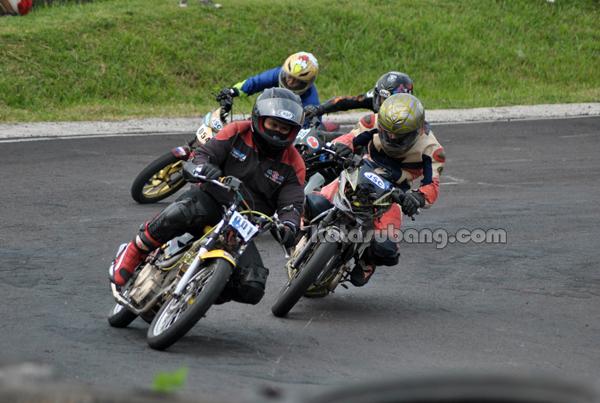 Biker Suzuki Adu Jago di Sirkuit Gerry Mang Subang >> kotasubang.com/5525/biker-suz…  cc <a href="/TripleS_Subang/">Suzuki Satria Subang</a>