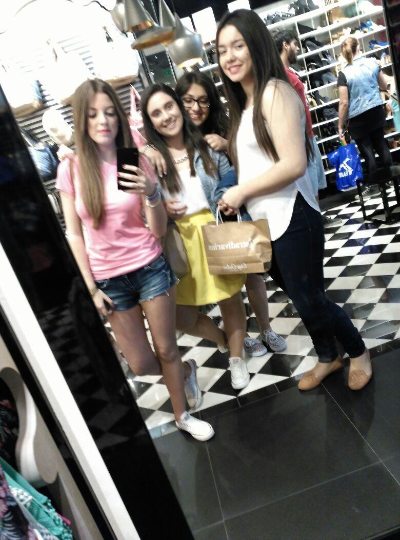 adelajimenez78's tweet photo. Tarde perfecta con las churris @beatrizzp97 @lauraparedess9 @CristyParedes6 @97Armero ❤🎬 http://t.co/RcEROP4ZNz