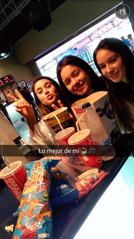 adelajimenez78's tweet photo. Tarde perfecta con las churris @beatrizzp97 @lauraparedess9 @CristyParedes6 @97Armero ❤🎬 http://t.co/RcEROP4ZNz