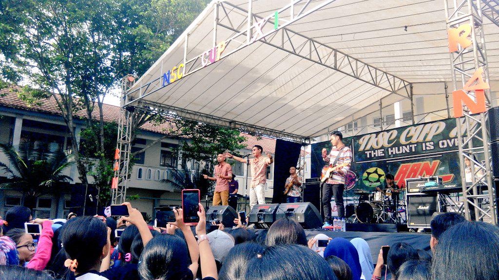 RANforyourlife's tweet photo. Nyanyi bareng lagu "Begitu Saja" di @NSCCupXI SMA 1 Tangerang Selatan. http://t.co/E0KVLWjXb7