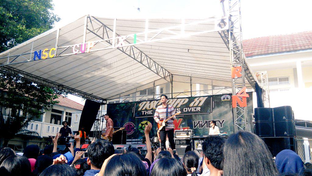 RANforyourlife's tweet photo. @astaandoko solo part on "Pandangan Pertama" at @NSCCupXI SMA 1 Tangerang Selatan. http://t.co/1W4NCxe4Ra