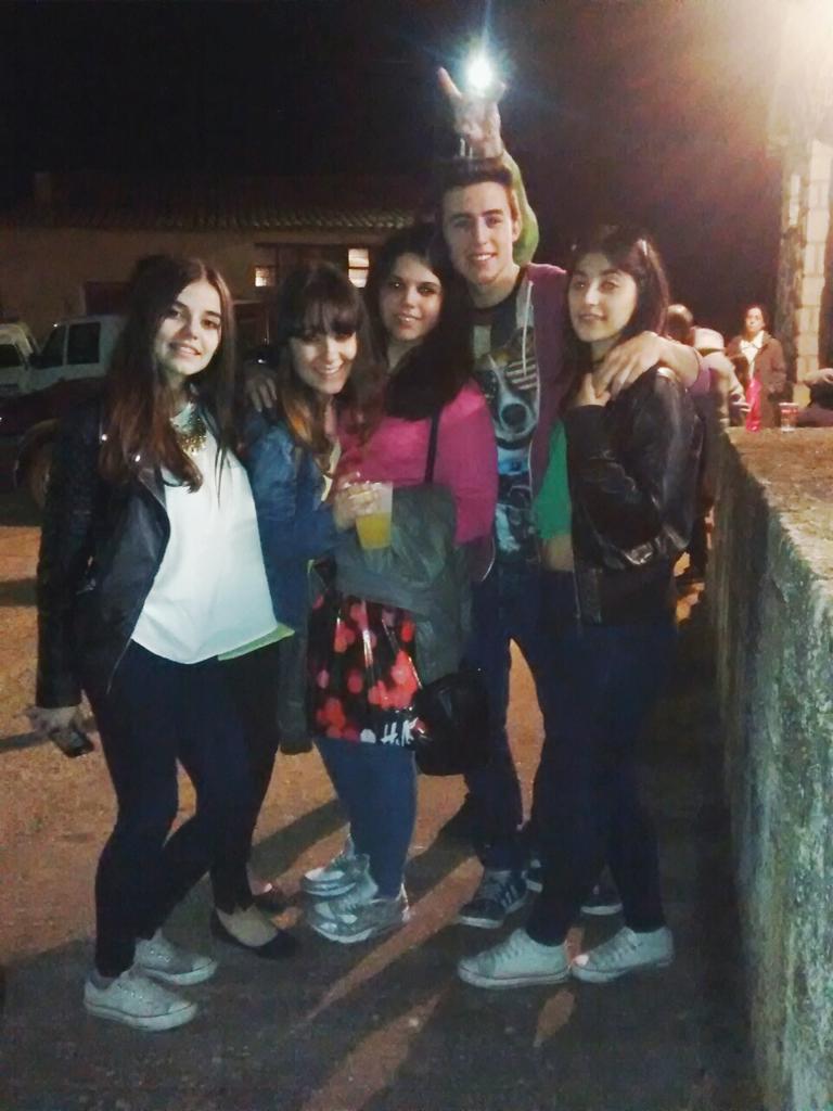 susana_saza's tweet photo. Que bien se esta, cuando se esta bien👌👌👌 http://t.co/dNIrkSPKwH