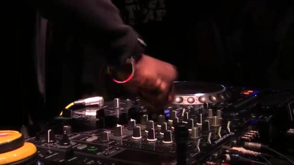 SimphiweDludla's tweet photo. @RealBlackCoffee was on fire @ The Boiler Room yhoo!😀🙌👍🎶💯 http://t.co/33Ij8UyqH9