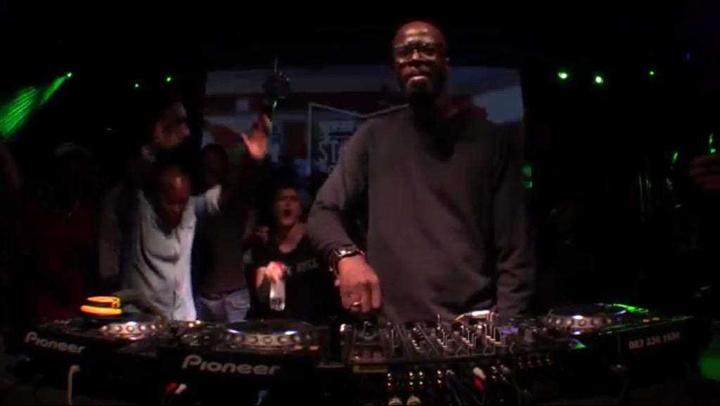 SimphiweDludla's tweet photo. @RealBlackCoffee was on fire @ The Boiler Room yhoo!😀🙌👍🎶💯 http://t.co/33Ij8UyqH9