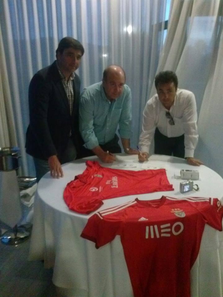 cdalmidas's tweet photo. Firma del convenio del CD Almidas Cástulo con el Benfica. http://t.co/mJSSsdXdqN