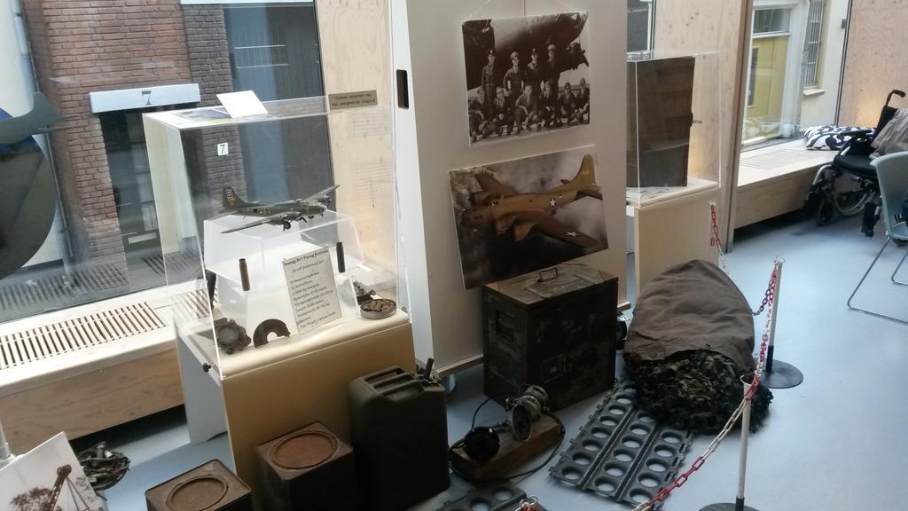 In de bibliotheek: tentoonstelling spullen 2e wereldoorlog Woerden. De moeite waard om even binnen te lopen!