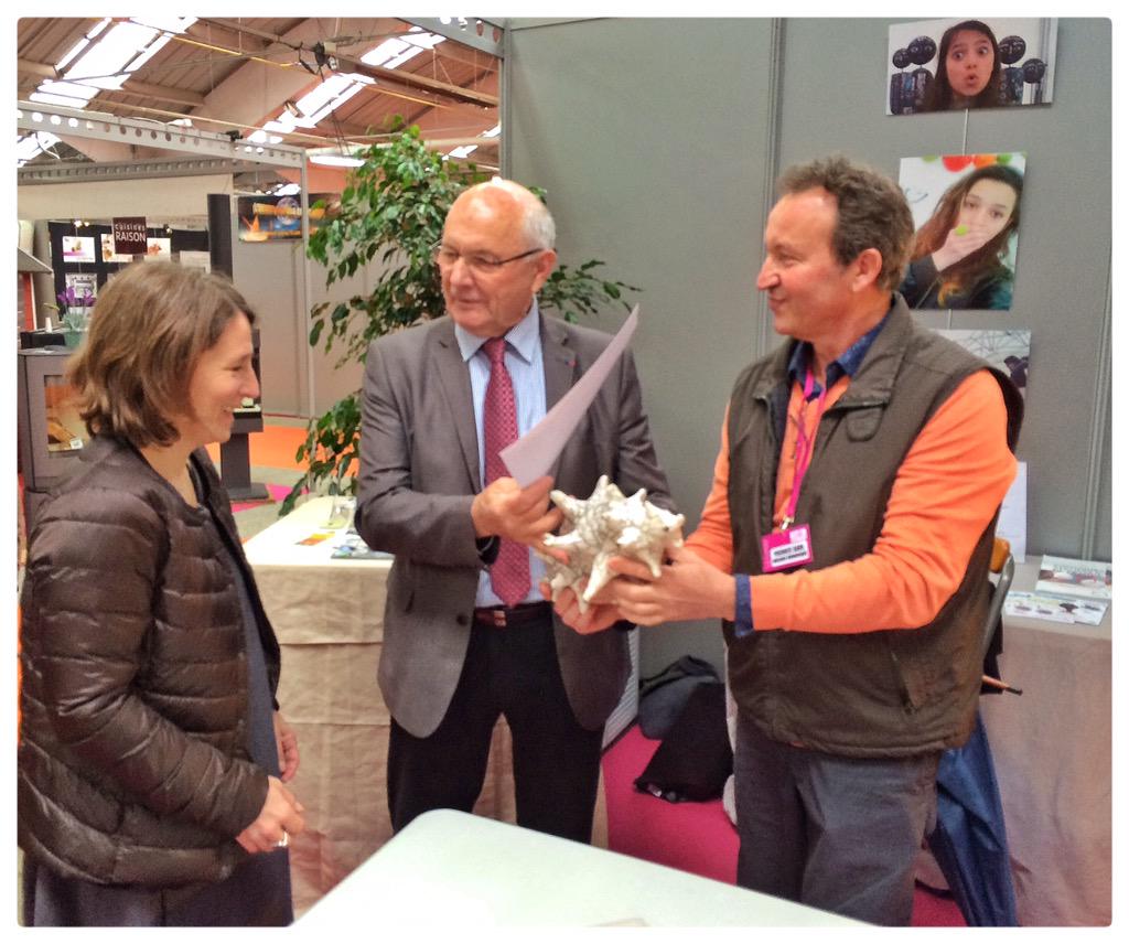 salonprintemps's tweet photo. La remise des prix du @QUAI36 sur le @salonprintemps pour les gagnants des #Selfies #ArtisansArts bravo à elles http://t.co/Kre8ch5YuY