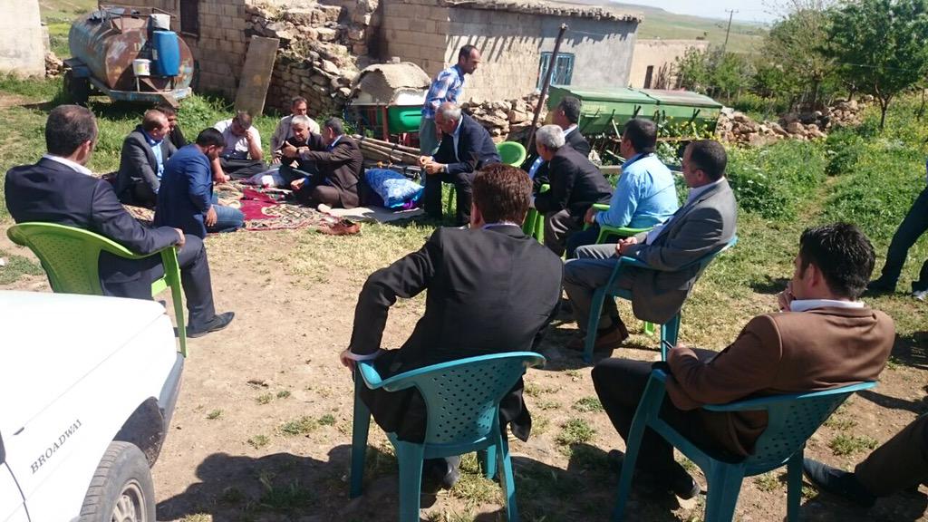 aslanalibayik's tweet photo. Mv. Adayımız Sn @egilmezyusuf ile Mahalle ziyaretlerimize devam ediyoruz. Karapınar Mahallemizde vatandaşlarımızlayız http://t.co/ViHcmmgC51