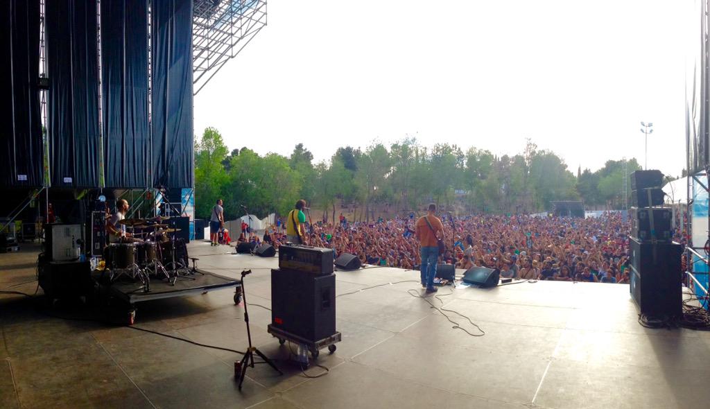 elgarajeprod's tweet photo. Grandes actuaciones de @mreputacion &amp; @desakatorock en @VinaRockOficial con un público genial #ViñaRock2015 #Gracias http://t.co/Fc1lE87Ls1