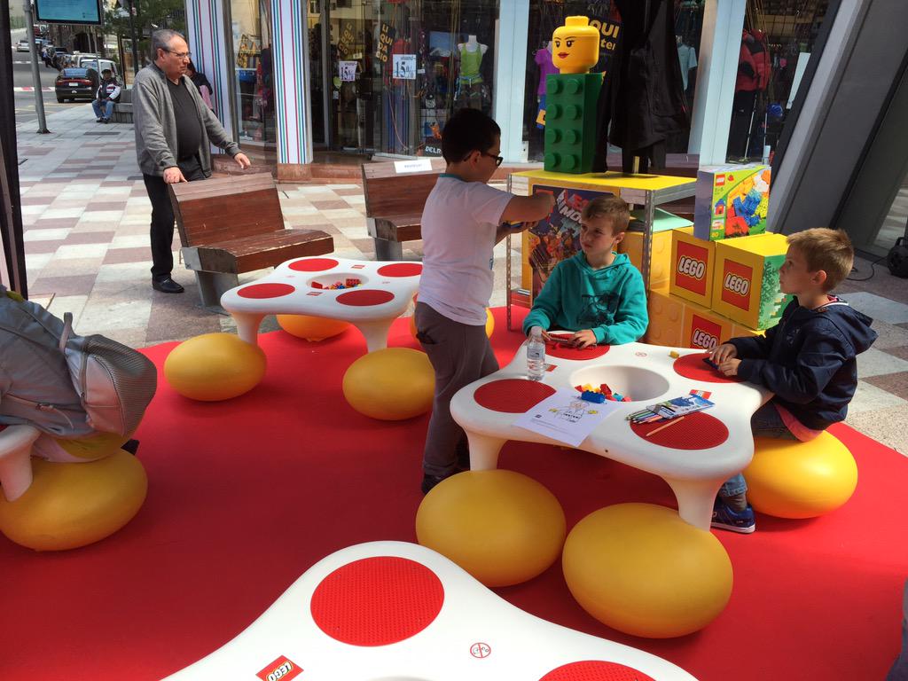 vivand_'s tweet photo. La plaça Santa Anna l'hem dedicat als petits dissenyadors. Us hi podeu apropar hi trobareu tallers per a infants. http://t.co/hddELkptK4