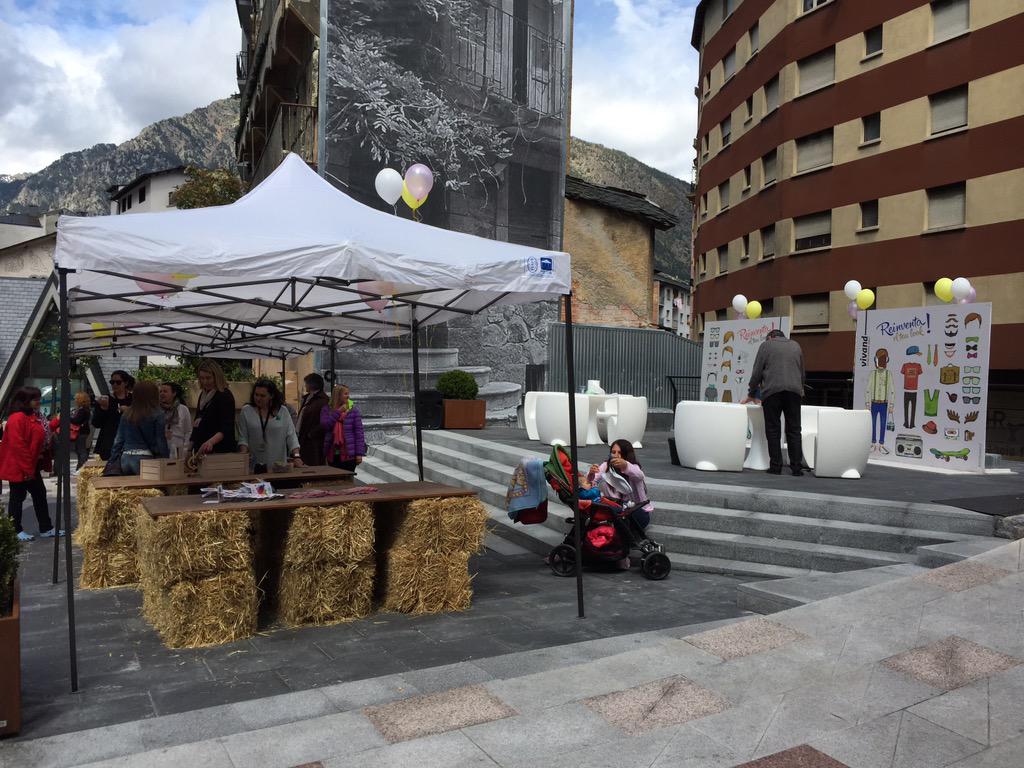vivand_'s tweet photo. La plaça Santa Anna l'hem dedicat als petits dissenyadors. Us hi podeu apropar hi trobareu tallers per a infants. http://t.co/hddELkptK4