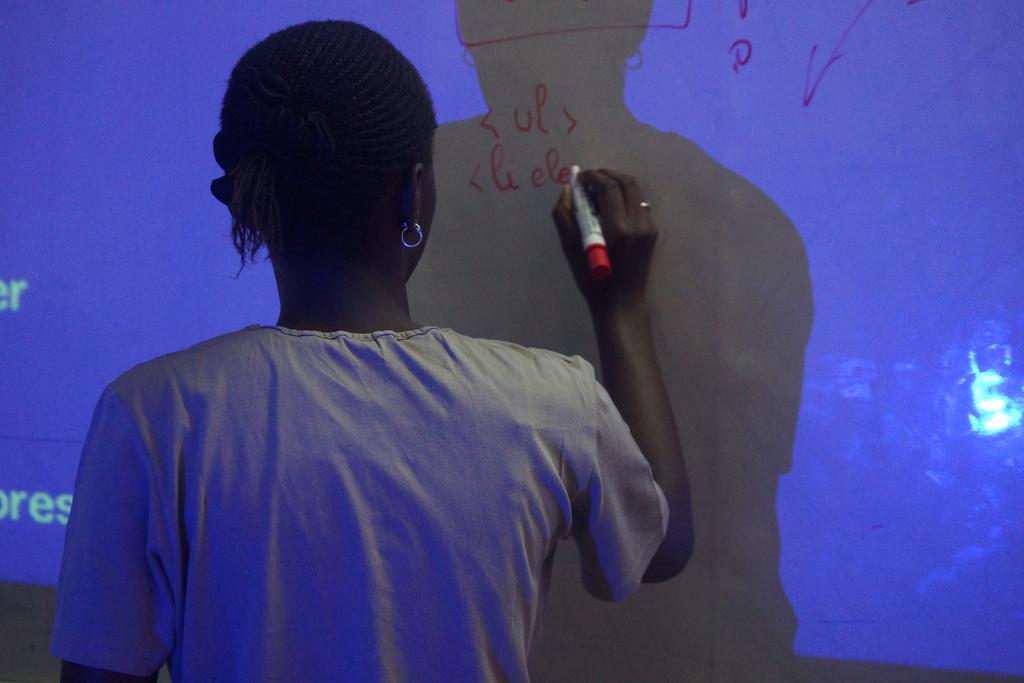 jjiguenetech's tweet photo. Deuxième jour de formation  #GirlsCodingCamp #Thiès @Binta_Coudy @NdeyAwa  @WeTech_Global @ImagiNAfrika @mjamme http://t.co/Kc1MiclyBn