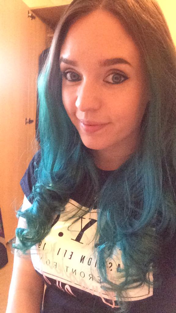 chelseawood1989's tweet photo. Last night! #bluecurls #nandos http://t.co/TCO7kLyQHH