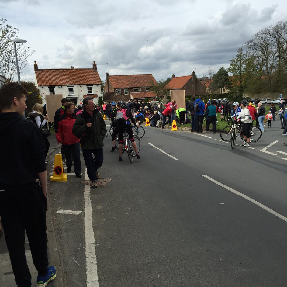 AlistairNeedler's tweet photo. Great excitement and anticipation for the @LeTourYorkshire in North Newbald http://t.co/elR2zjNjq0
