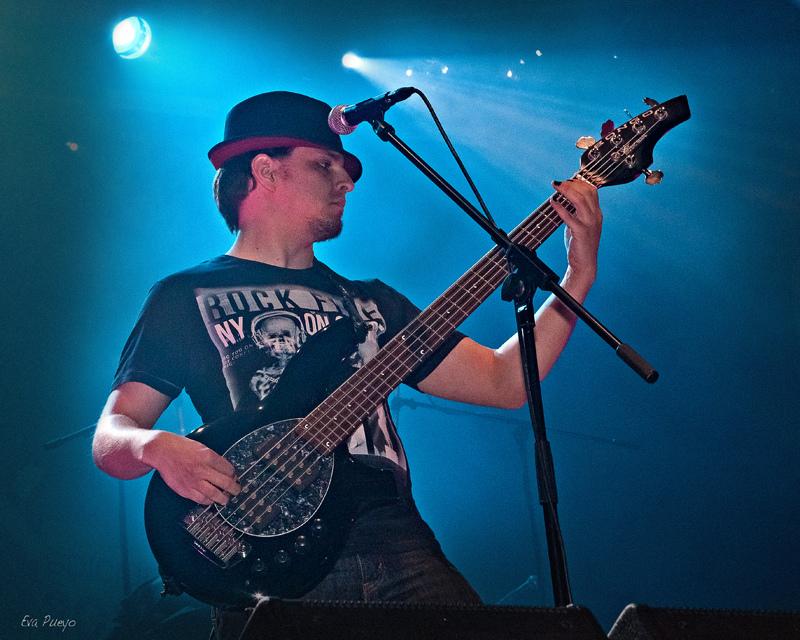 9lagrimas's tweet photo. Hoy cumple años el hombre del sombrero, nuestro bajista @abbitxuelo!! Muchas felicidades y que la música te acompañe. http://t.co/vbwLkG1aUm