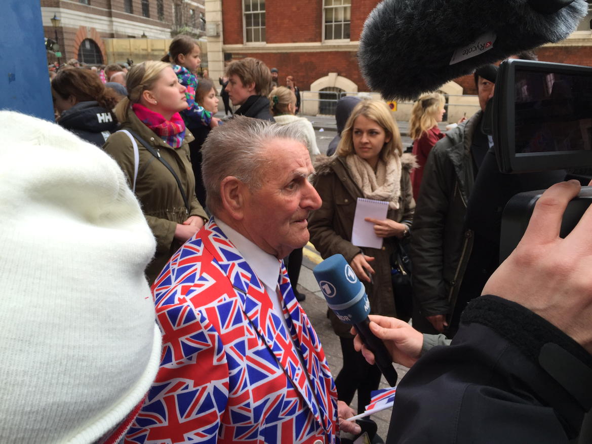 NickDixonITV's tweet photo. One of the happiest men at the #LindoWing - 80 year old royal fan who slept here for the 2 weeks! @GMB http://t.co/Jo1uWu5X6j