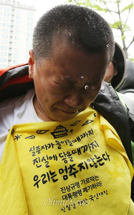 [사진 더보기] omn.kr/d9ma 경찰, 세월호 유족 눈, 입 향해 캡사이신 조준 발사