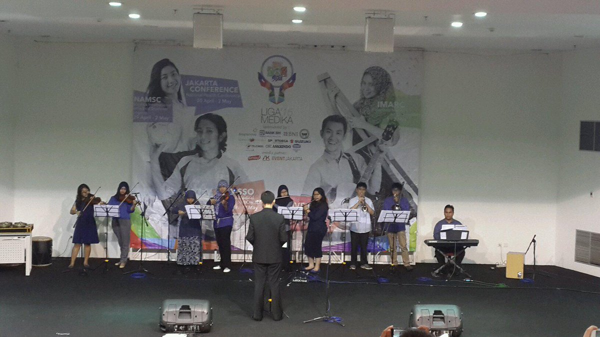 [ CLOSING ] acara pentupuan LIGAMEDIKA telah dimulai dan di buka oleh permainan orchestra dari FKUI