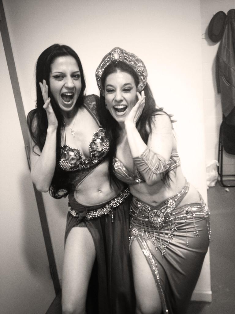 BellydanceJade's tweet photo. Con la más guapa! @LayaliAlkasar #enbuenacompañia #dancenonstop http://t.co/xnOcS4VC7f