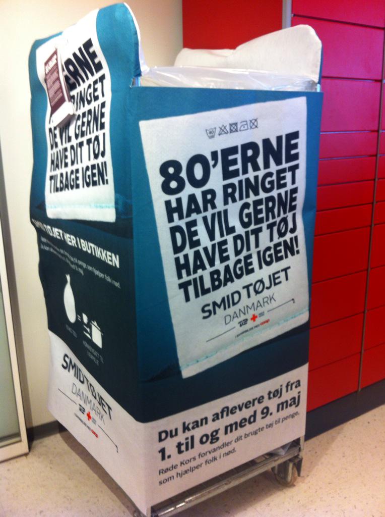 Coop_dk's tweet photo. Så er det nu, du kan smide tøjet i alle vores 1200 butikker. Find et bur og fyld det - #smidtøjet Danmark! http://t.co/pN4NQEuprN