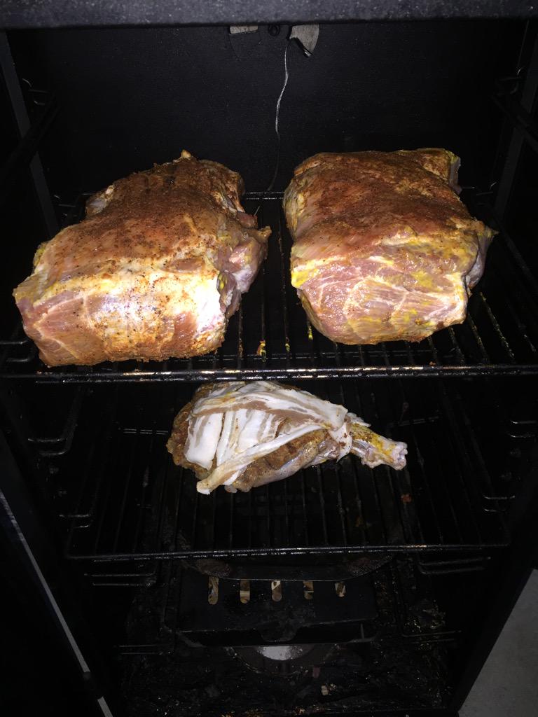 ManySuchCases21's tweet photo. Fight day prep. Meat going on the smoker. More pics later. #bbqview #maypac http://t.co/DyERuCjZlP