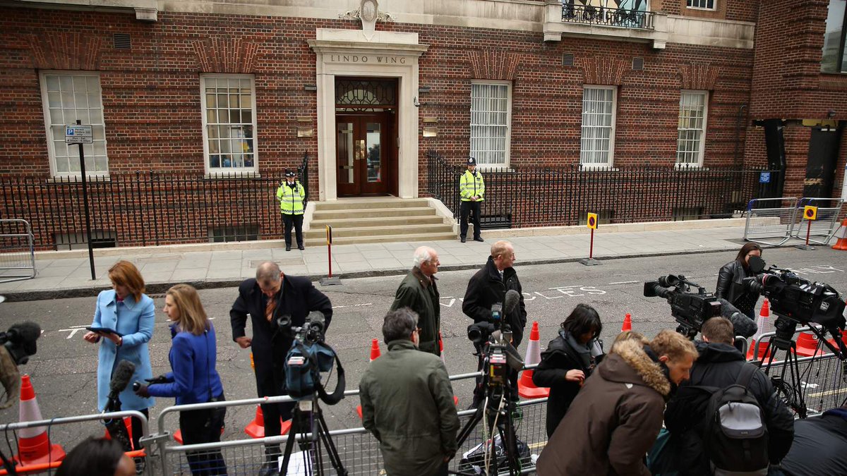 SkyNews's tweet photo. The Duchess of Cambridge has given birth to a baby girl http://t.co/g6VGfpM1Hv http://t.co/sbhnUOXIqb