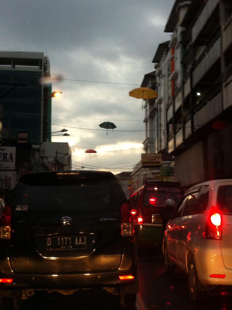 magnaaa_'s tweet photo. Katanya sih terbang trus jatuh diambil orang deh, re: payung di otista "@infobdg: #SuaraBDG via @azzamnoya http://t.co/qNk4BiFwFx"