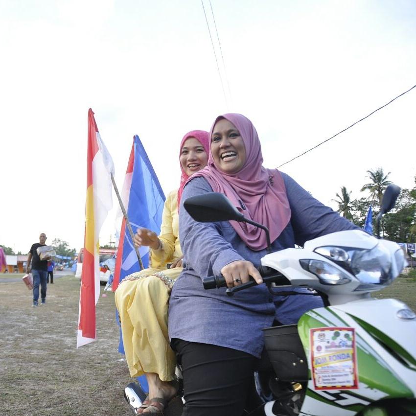 ZahidaZK's tweet photo. #PRKRompin Dalam kampung ni gerak naik moto je senang. Boss @Emysamsudin nak bawa kita ke rumah pengundi. Jom! http://t.co/eu0MTt4uxx
