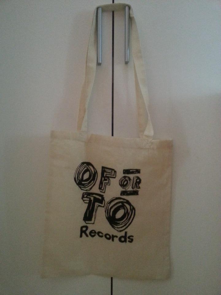 Kakamuschi1's tweet photo. GUUUYS! I GOT MERCH!! @30SecondsOfSmr @OfOrToRecords #30sosmerch #30SecondsofSummer @3OSECSMERCHGIRL http://t.co/HYXC7q77Bb