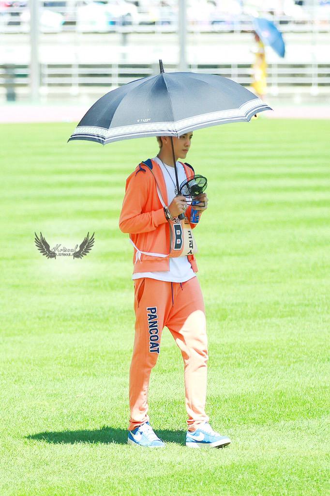 krisoul's tweet photo. #kriswumetball2015 #kriswu #MetGala2015 #wuyifan Mr.Fan in different style(〃＾▽＾〃) http://t.co/TyTd28X9eL