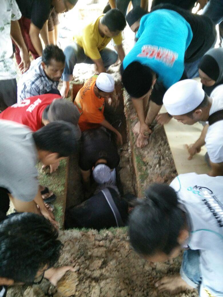 AMUBAIDAHS's tweet photo. Arwah selamat dikebumi Asar td, #roadterrorists 5 dr 6 sdh ditangkap... 2 yatim-piatu masih blm faham sdh ditinggal.. http://t.co/FlN5ynt8By