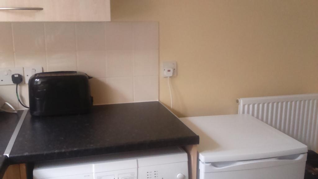McCloy15's tweet photo. Pictures as promised @DuluxRefresh  my kitchen painted in #CornSilk #DiamondEggshell :D :D :D http://t.co/jfY2COkBND