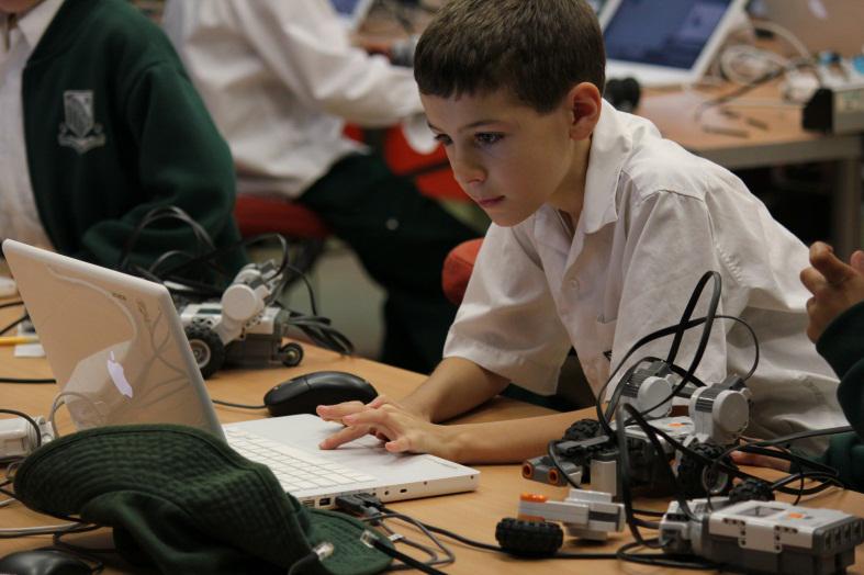 NextRobotic's tweet image. how many peoples like to robotic education???????????