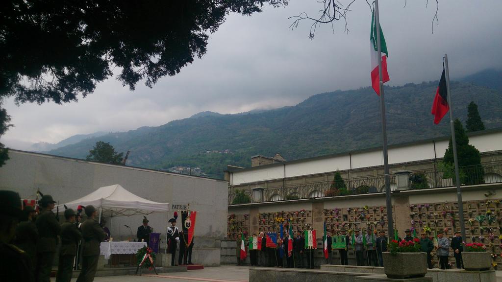 ANPIVdA's tweet photo. Iniziano le celebrazioni per un'Italia libera da 70anni #resistenza #resistenzavda #memoria #25aprile #ilcoraggiodi http://t.co/520PzncQ4Z