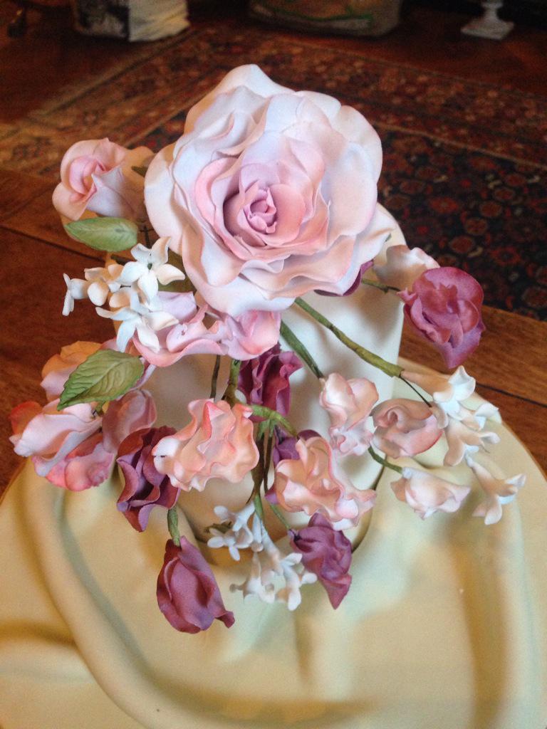 LoliCreativity's tweet photo. Some #sugarflower work #Flowers #art #artwork #sugarcraft #roses #beauiful #femaleartist #artistlife http://t.co/iDfjNNidKC