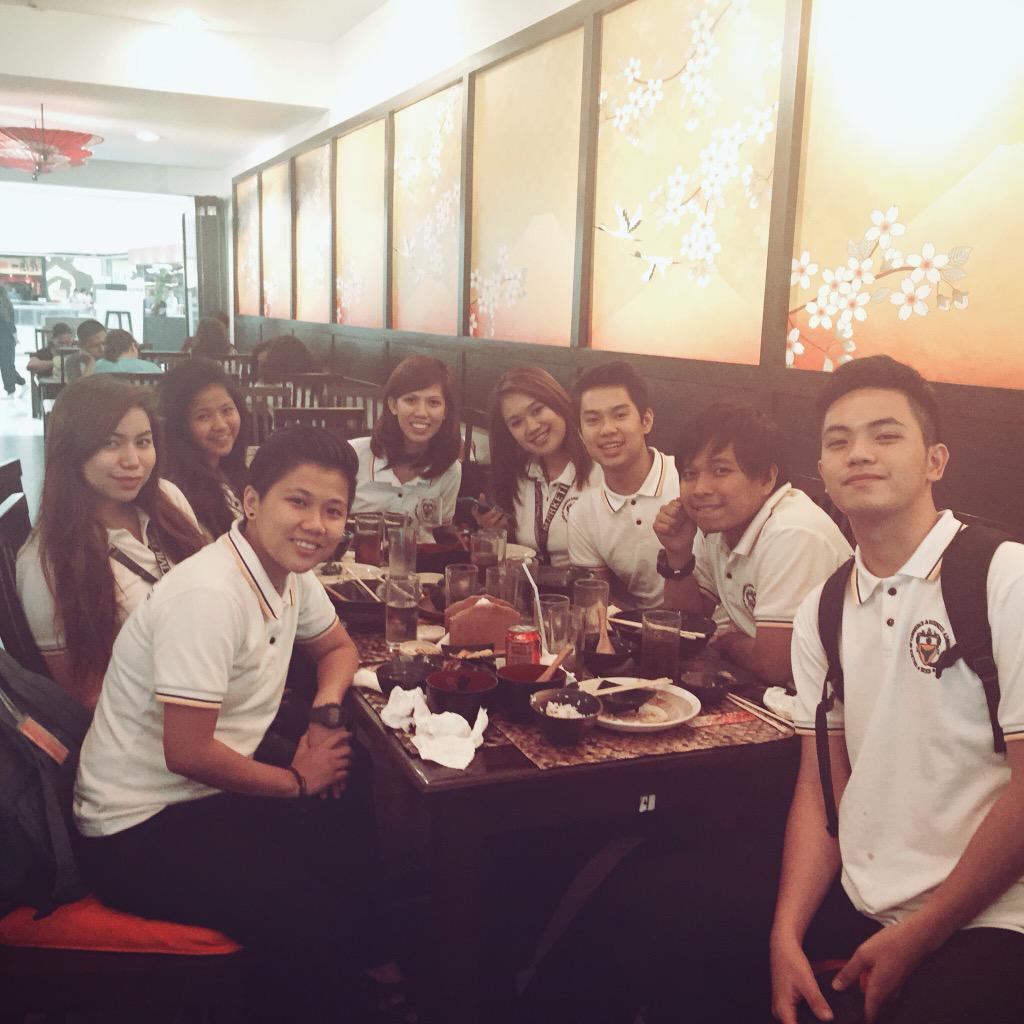 deaseniero's tweet photo. Lunchin' w them hommies π @PeterRicoWong @giannuy @leonamartin @neginoble @boboniger @hiromotmot #atepat http://t.co/mVswrDWyrL