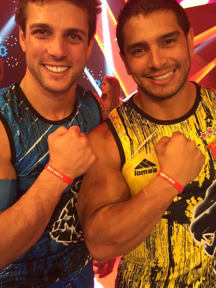 NicolaPorcella's tweet photo. Nosotros también somos pulseras rojas !!! http://t.co/uMJ6ncE3Dy