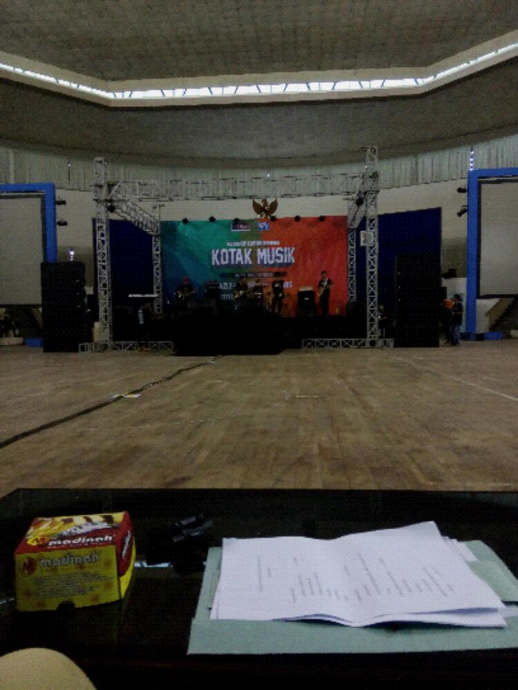 Riyanmukhlis's tweet photo. Rector Cup Band Competition http://t.co/c6A1MG5hgx