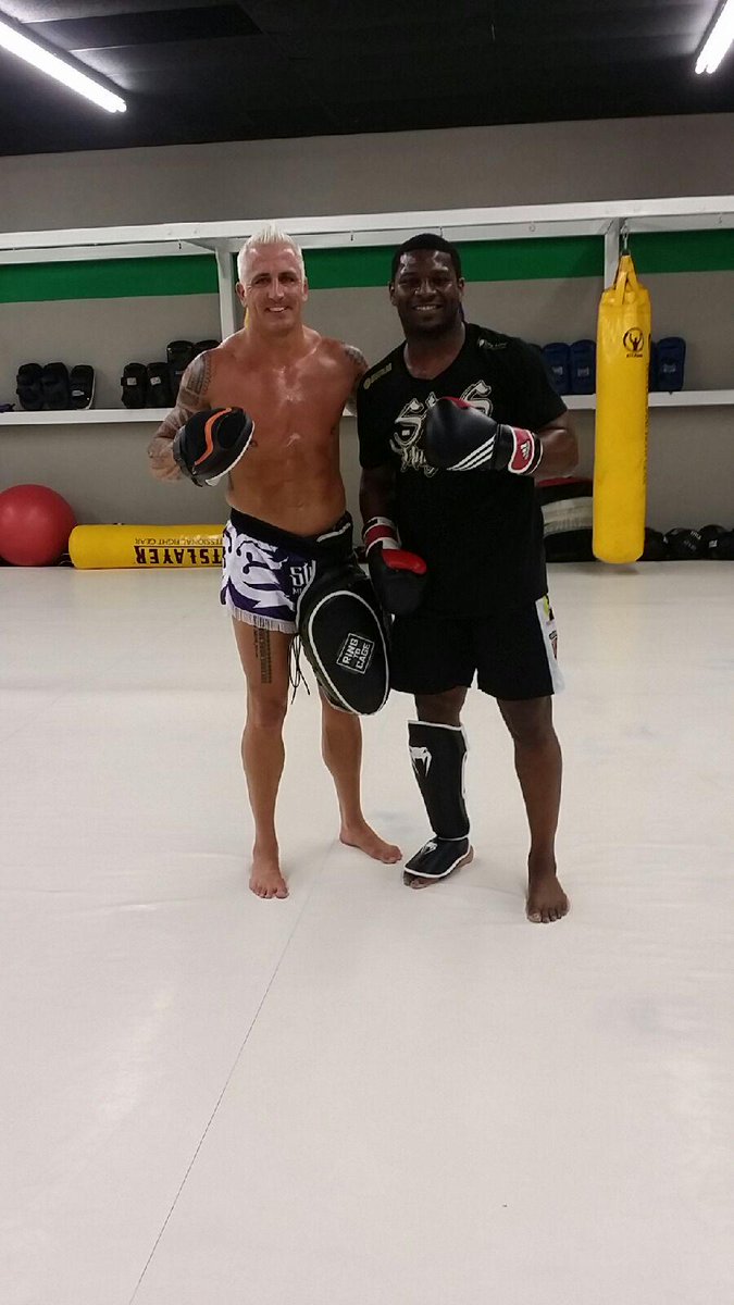 KaleSims's tweet photo. Great session of #simsmuaythai @BTT_Plano with the legend @LT_21 #muaythai #kickboxing #trainhard #halloffame #13 http://t.co/0sIJEFW22p