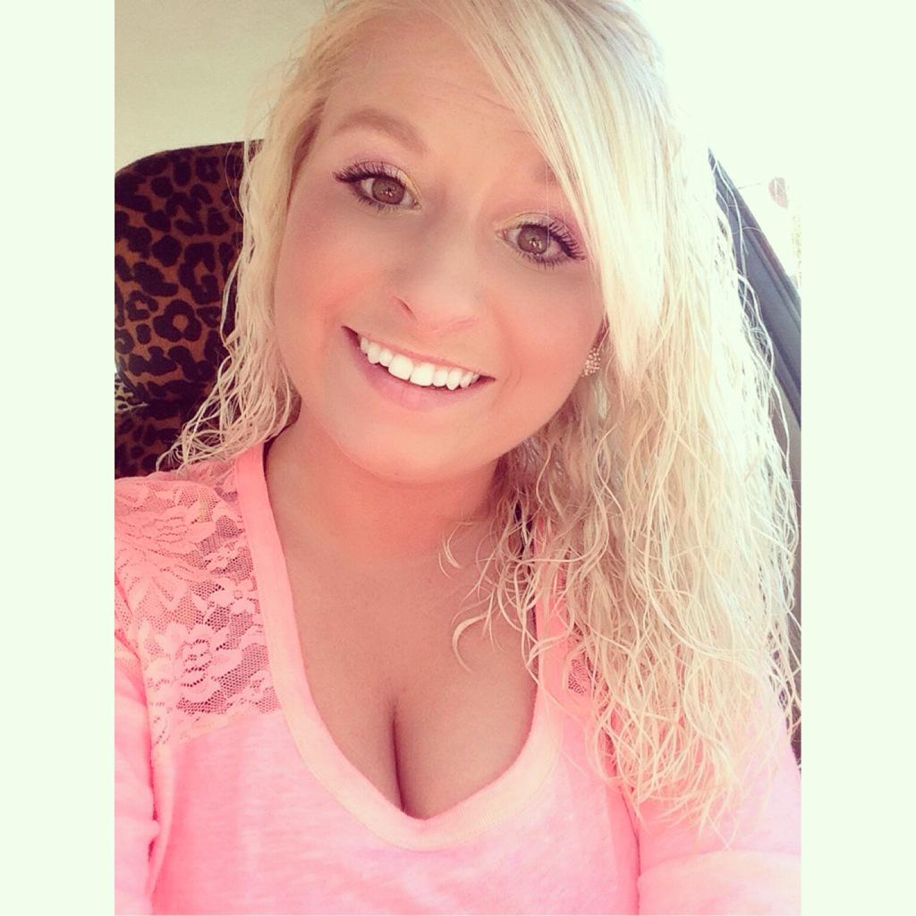 _haleyleannn's tweet photo. #blonde #tan #pink #pinkbrand #curlyhair #browneyes. http://t.co/BXNKYvQ9SD