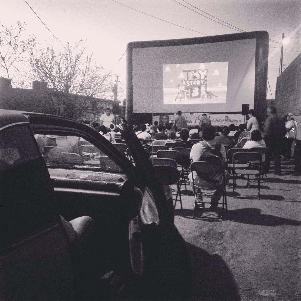 gatobarcenas's tweet photo. El cine movil de @claudiapavlovic invita a convivir con familia y vecinos @PanoSalidoP @ObservatorioPRI #OtroSonoraYa http://t.co/sY27hMJFGv