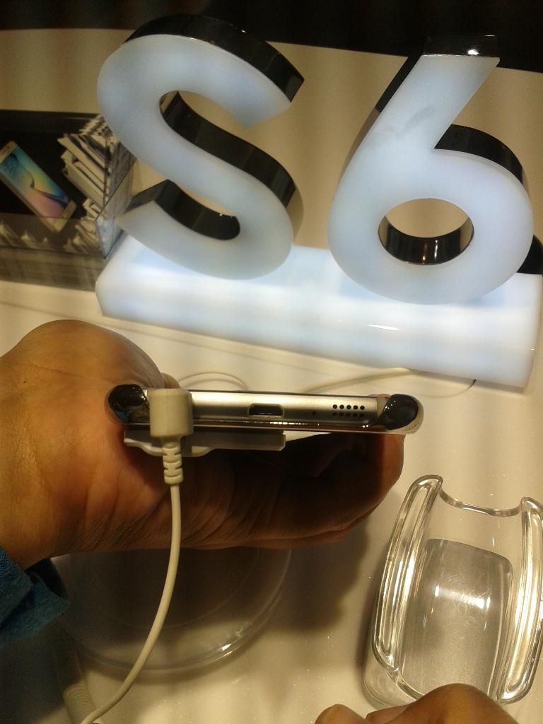 adeuny's tweet photo. Bagian bawah ada jack 3.5 earphone, micro usb, mic &amp; speaker. Disain metalnya keren y? @Samsung_ID #NextIsNow #TryS6 http://t.co/h6QBds5v3v