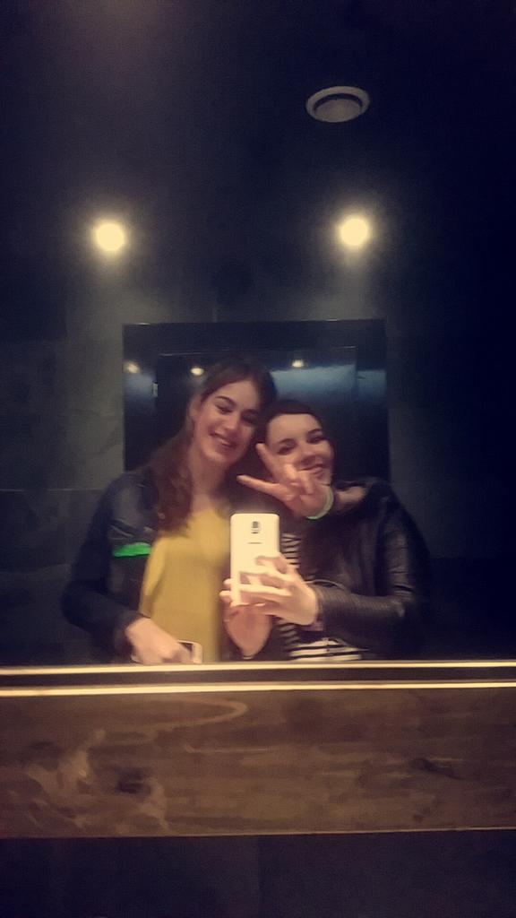 Bea_Mtnez's tweet photo. 👯🎉🙊💕 http://t.co/PCAIBEkSeF