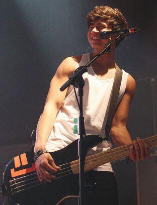 zamiixc's tweet photo. @Calum5SOS Your smile gives me hope that someday follow me😍😭 http://t.co/d4Tr3GWRpO