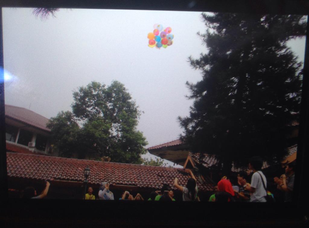 Yeay acara aksos ditutup dengan penerbangan balon yang ditempeli cita-cita kita:) semoga terkabul ya!