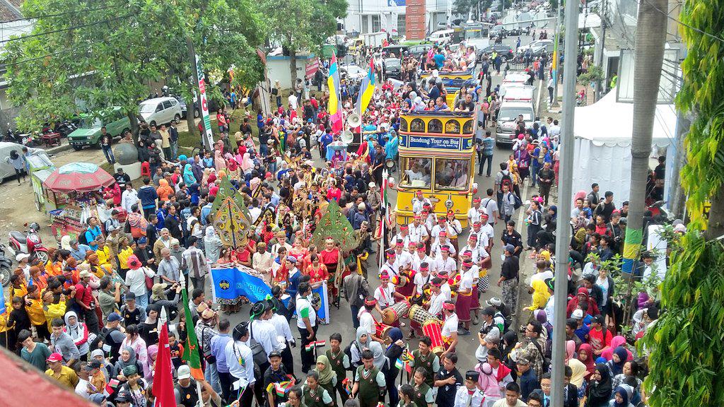 lekker188's tweet photo. #KAA2015 #AAC2015 #aacarnival2015 #asianafricancarnival2015 #AsianAfricanParade @infobandung gausah hawatir klo lapar http://t.co/wI18KTG8ge